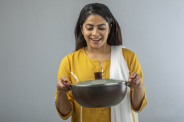 一个女人拿着锅子站在白色的背景上图片下载