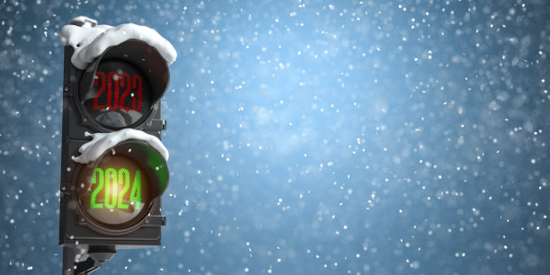 2024年新年快乐。在天空背景上，绿灯2024，红灯2023。图片下载