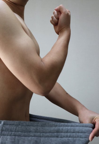 一个节食成功，裤子变大的人图片下载