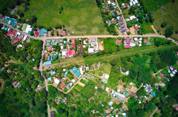 鸟瞰哥斯达黎加蓬塔雷纳斯乌维塔的巴伊亚巴雷纳国家公园。无人驾驶飞机的照片图片下载