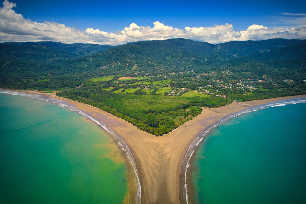 鸟瞰哥斯达黎加蓬塔雷纳斯乌维塔的巴伊亚巴雷纳国家公园。无人驾驶飞机的照片图片下载