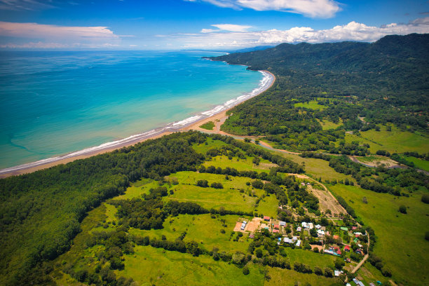 鸟瞰哥斯达黎加蓬塔雷纳斯乌维塔的巴伊亚巴雷纳国家公园。无人驾驶飞机的照片图片下载