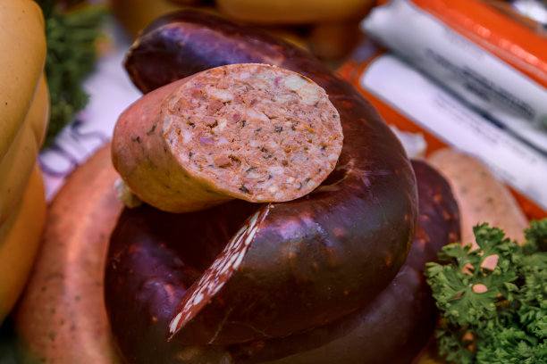 法国斯特拉斯堡大岛肉店里的手工香肠图片下载