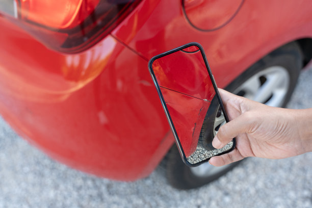 女特工用智能手机拍下车祸后汽车受损的照片图片下载