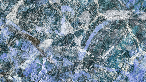 垃圾旧风化混凝土墙与开裂剥落的多重油漆颜色层白色黑色，翠绿色，灰色和蓝紫色高分辨率背景纹理库存照片图片下载