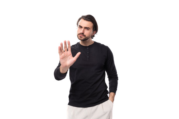 一个留着大胡子、精心打扮的黑发女人的特写照片，她的发型时髦别致，穿着白色背景上的黑色夹克图片下载