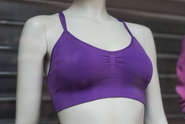 时装陈列室里模特身上的紫色健身文胸图片下载