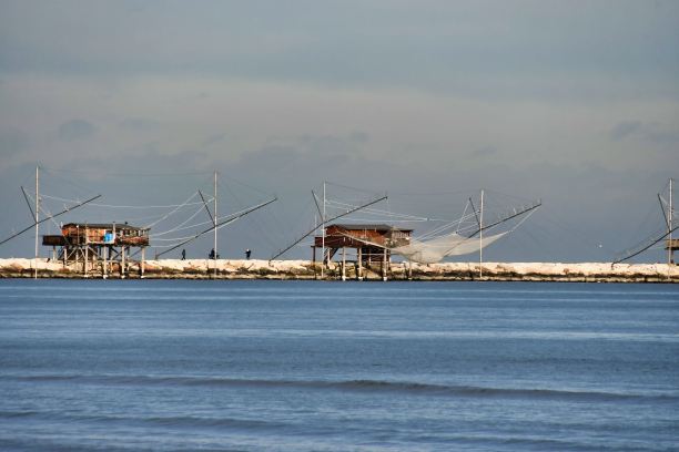 在意大利威尼斯的索托玛里纳，港口里的船只，以照片为背景图片下载