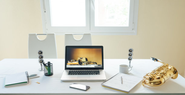 参加完在线萨克斯管课程后的工作台面。图片下载