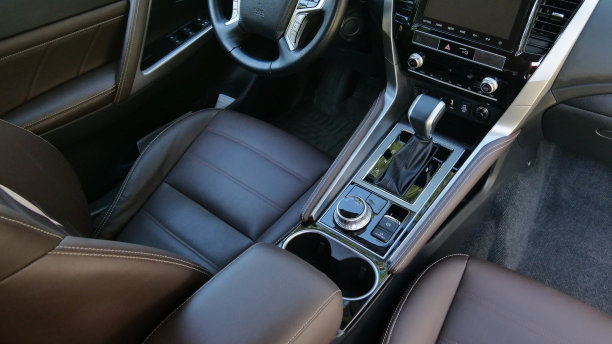 顶视图的中心面板和扶手之间的座位在皮革装饰内的现代汽车图片下载