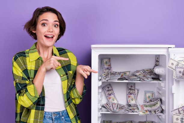 照片的疯狂有趣的女孩直接手指安全收集钱钞票百万富翁金融操作孤立的紫色背景图片下载