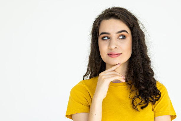 戴眼镜的微笑女子双臂交叉，看着白色背景下的照相机图片下载