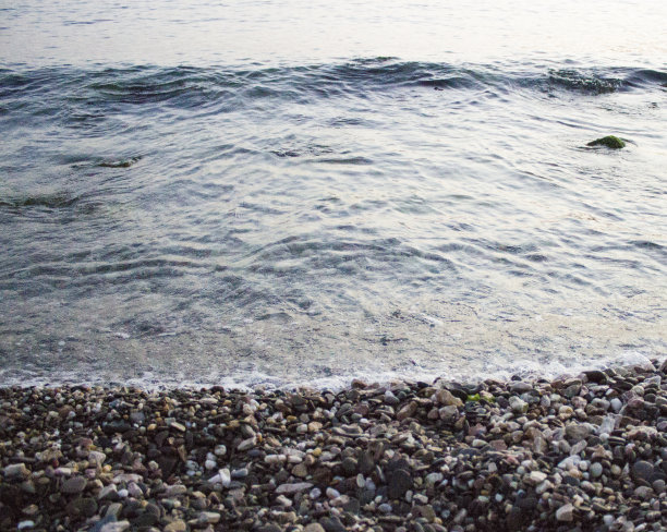 海边的照片，有波浪，傍晚的海边。图片下载