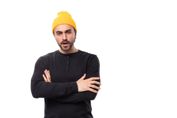 身穿黑色毛衣的黑发野蛮的欧洲年轻男子自信地交叉着双臂图片下载