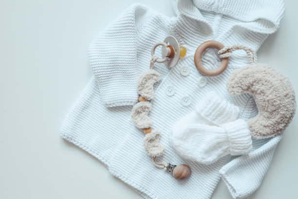 一套为新生儿设计的婴儿服装，颜色柔和，俯视图图片下载