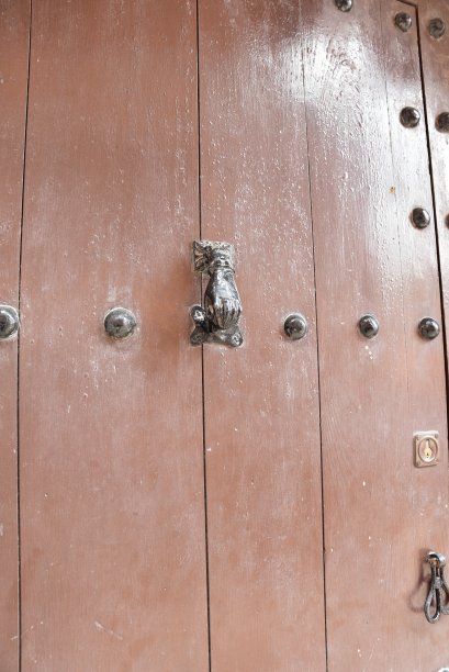 带金属把手和门环的木门。特写照片。图片下载