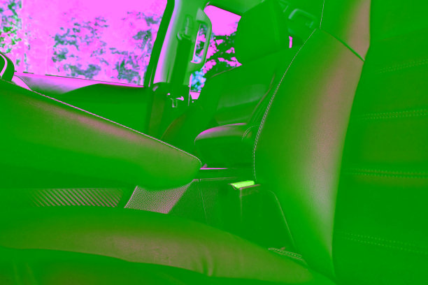 中央隧道，扶手和座位修剪棕色皮革在汽车图片下载