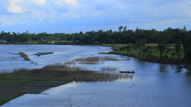 乡村河流、云和蓝天的风景照片图片下载