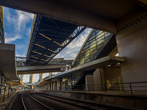 葡萄牙里斯本火车站站台旁的图片图片下载