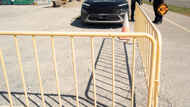 根据施工计划设置停车慢速标志进行交通控制图片下载