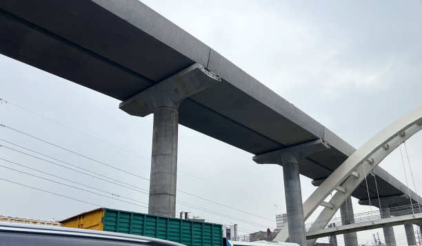 现代高速公路桥梁基础设施。图片下载