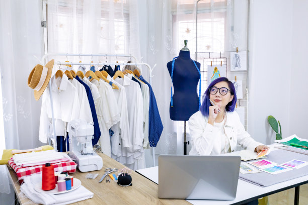 时尚的自由服装设计师，在时装设计和服装商业行业概念的艺术工作室工作的同时，通过绘制插画设计新的服装图片下载