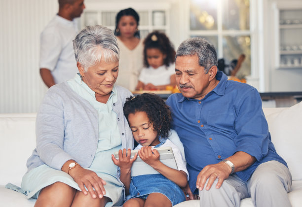 放松，孩子或祖父母用平板电脑进行在线学习或学习教育或在家远程学习。家人，祖父或祖母和女孩一起看电子书或流媒体视频或电影图片下载
