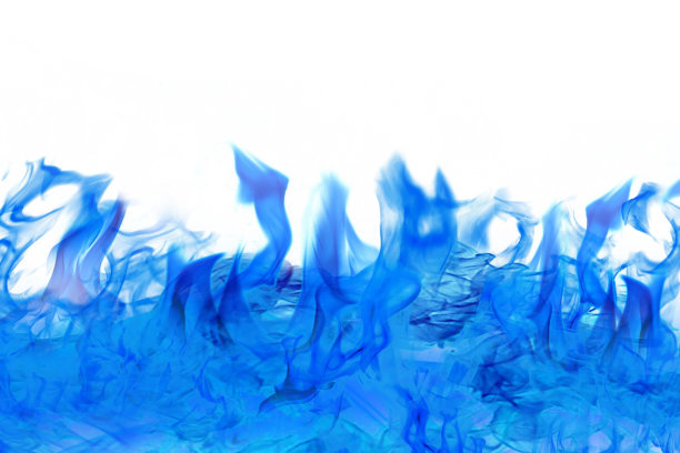 蓝墨在水中运动孤立于白色。图片下载