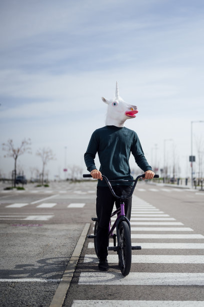 骑自行车的独角兽人图片下载