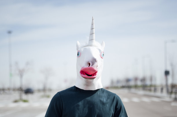 戴着独角兽面具的人在户外图片下载