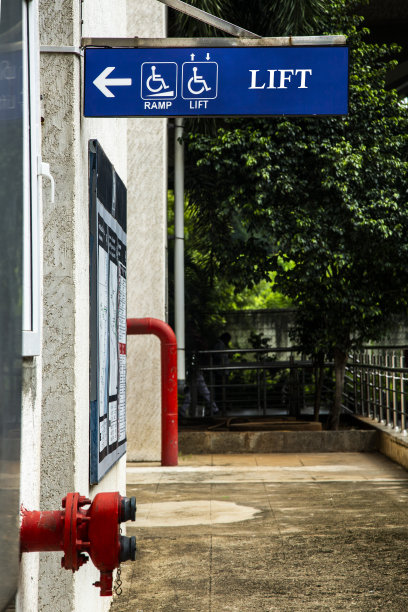 蓝色残疾人电梯指示牌。图片下载