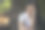在绿色公园的户外办公室里，使用笔记本电脑的女性努力工作。年轻女性有头痛，沮丧，从失败的事业倦怠。疲惫的亚洲女人绝望悲伤的问题图片下载