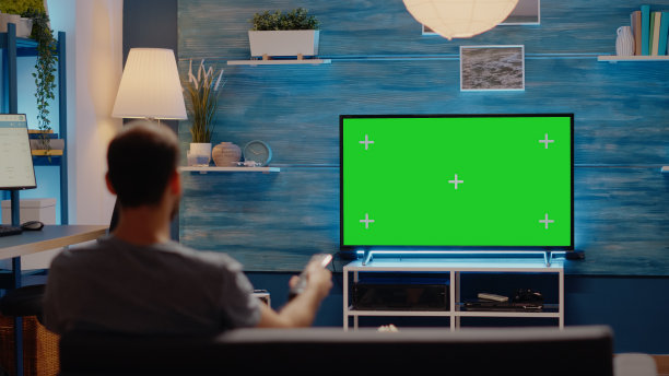 白种人在绿屏上换频道图片下载