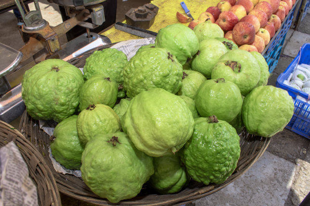 市场上的番石榴特写照片。水果的背景。质地绿色番石榴。图片下载