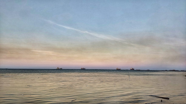 海和几艘大船图片下载