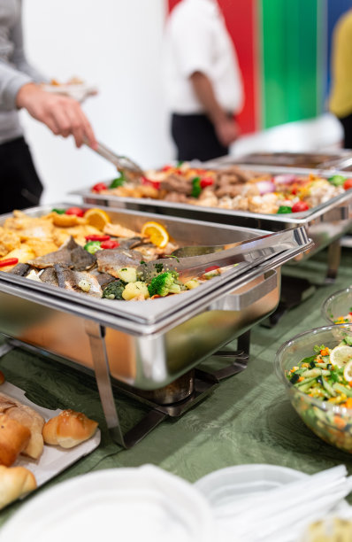 人们舀食物。餐厅或酒店自助餐的概念。图片下载