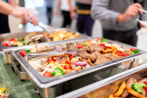 用手舀食物的特写。自助餐饮用餐概念。图片下载