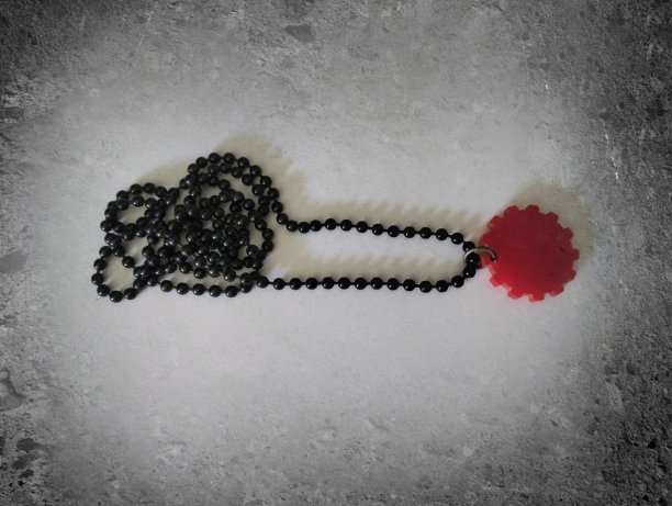 黑色项链配红色吊坠图片下载