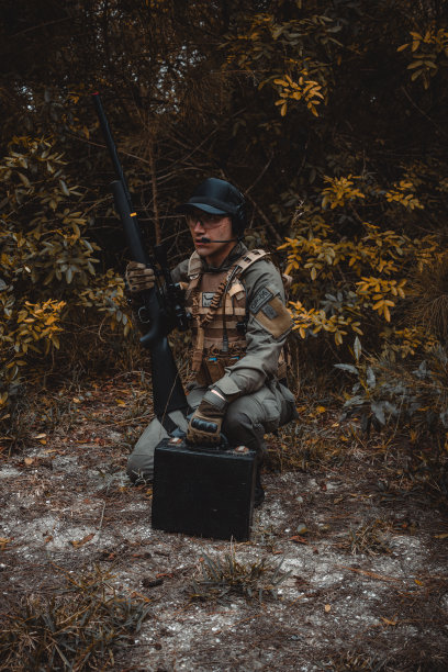 携带安全公文包的士兵图片下载