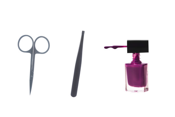 剪刀和指甲油镊子，孤立在白色背景上。组成图片下载
