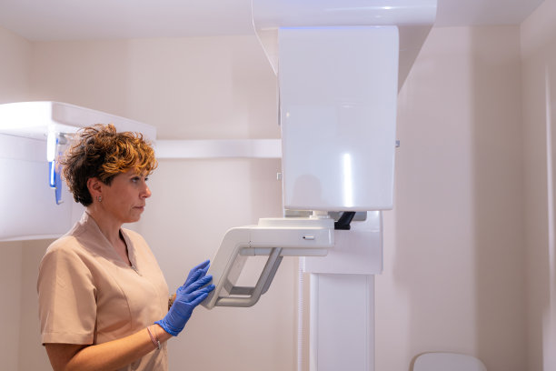 牙医正在分析牙科x光片的结果图片下载