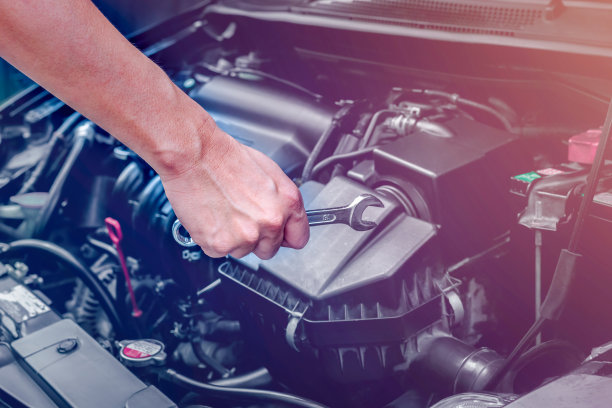 在汽车维修厂或修理厂从事汽车发动机故障维修工作。拍摄真实的特写照片图片下载