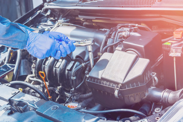 在汽车维修厂或修理厂从事汽车发动机故障维修工作。拍摄真实的特写照片图片下载