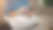 一个女人躺在客厅的沙发上放松地使用智能手机的特写照片。图片下载