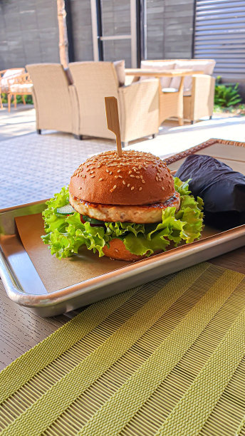 新鲜的烤汉堡，有牛肉饼，西红柿，奶酪，黄瓜和生菜。图片下载