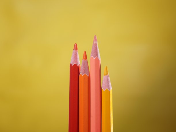 几支深浅不一的橙色铅笔图片下载