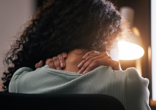 颈部疼痛、背部疼痛、压力大、焦虑和工作倦怠的女性。劳累、按摩和肌肉损伤以及女性职业手与肩的紧张和健康问题图片下载