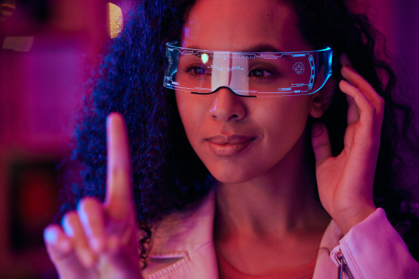 虚拟现实，女人和屏幕与数字世界，虚拟世界和3D，密码和指纹身份。网络安全，VR和未来科技与科幻，隐私锁和数据保护图片下载