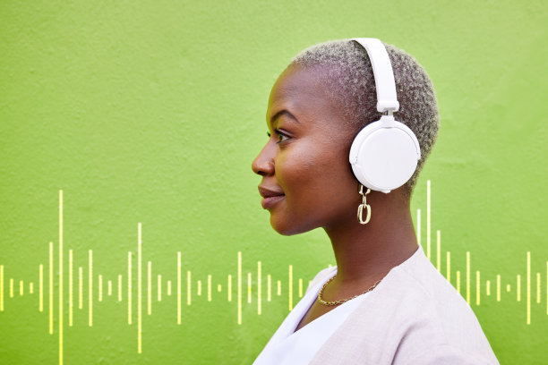 收音机耳机，侧面和黑人妇女听绿墙背景的模拟空间。音乐，音频和非洲人流媒体播客，覆盖和收听爵士乐媒体的声音上的技术。图片下载