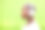 收音机耳机，侧面和黑人妇女听绿墙背景的模拟空间。音乐，音频和非洲人流媒体播客，覆盖和收听爵士乐媒体的声音上的技术。图片下载